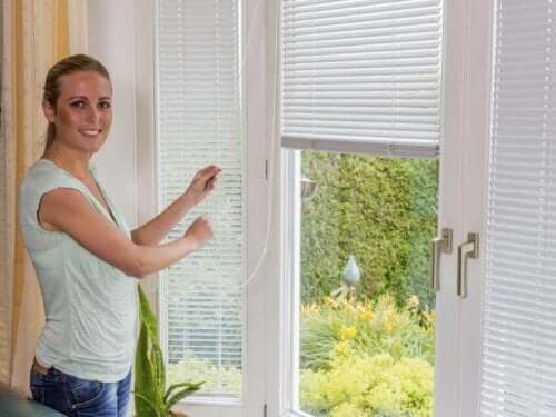 stor perde mutlu kadın