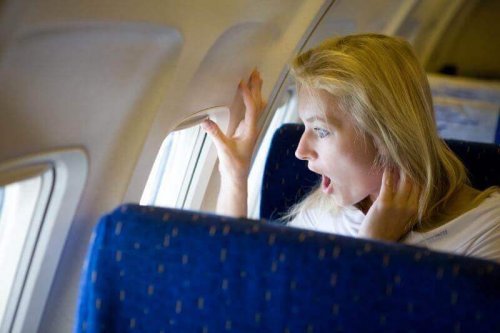 uçakta korkan kadın