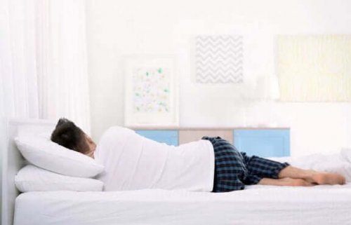 yana dönerek uyuyan adam yatak