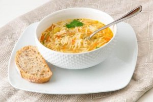 Kolay Noodle Çorbası Tarifleri