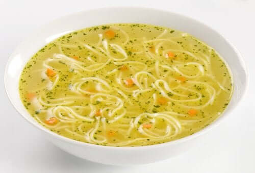 sebzeli noodle çorbası