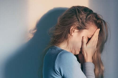 cinsel saldırı sonrası ağlayan kadın