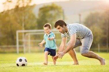 babasıyla futbol oynayan çocuk