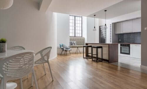 açık renkli aydınlık bir oda