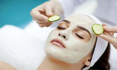 salatalık maskesi yaptıran kadın