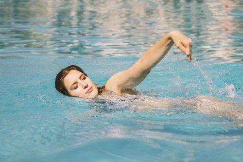havuzda yüzen kadın