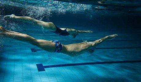 yüzme antrenmanı yapan insanlar