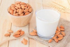 Kilo Vermek İsteyenler İçin Badem Sütü Tarifi