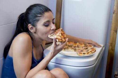 pizza yiyen kadın