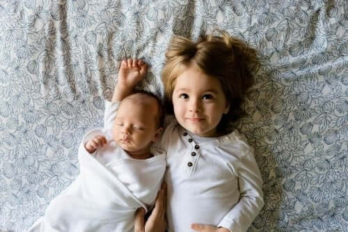 küçük çocuk ve bebek kardeşi