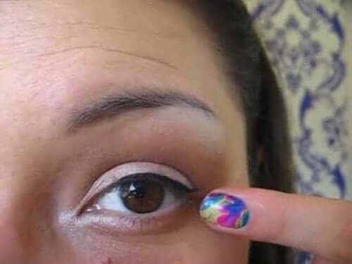 blefarit gözüne makyaj yapan kadın