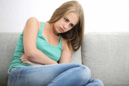 karnı ağrıyan kadın