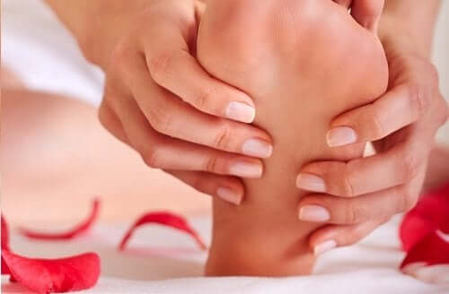 ayak bakımı yapan eller