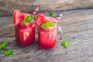 Lezzetli Çilekli Karpuzlu Slushie Yapmayı Öğrenin