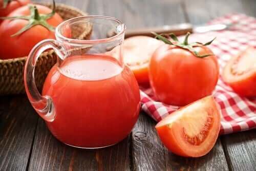 demir anemisini iyileştirmek domates suyu