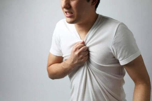 göğsünü tutan adam