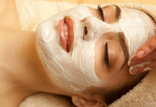 maske yüz kadın