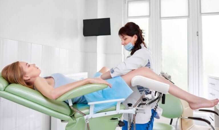 muayenehanede pap smear yaptıran kadın