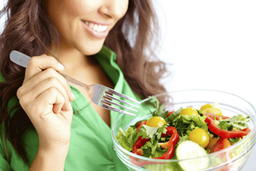 salata yiyen kadın