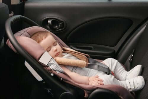 araba koltuğunda bebek