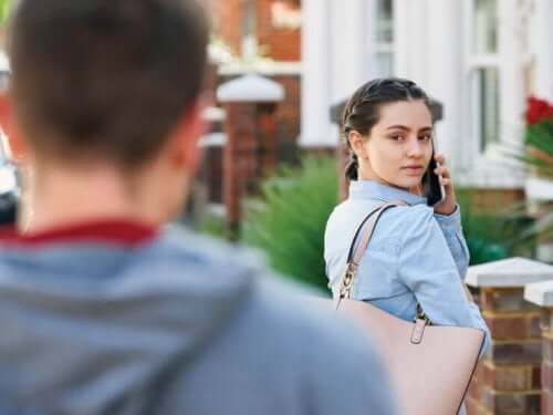 arkasına bakan kadın erkek