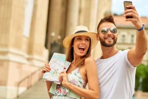 Çiftler selfie çekiyor