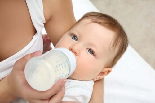 biberonla süt içen bebek