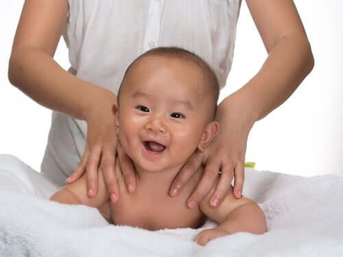 masaj yapılan mutlu bebek