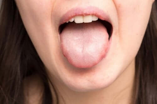 Dilini gösteren kız