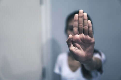 eliyle dur işareti yapan kadın