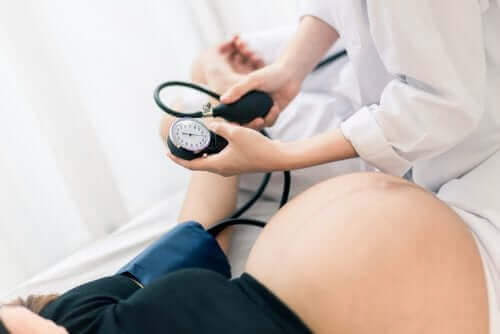 hamile kadın doktor tansiyon ölçümü 