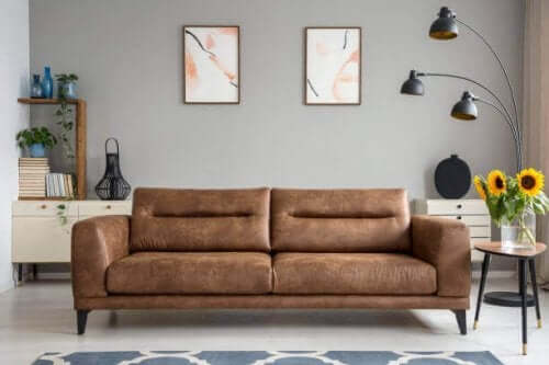 kahverengi koltuk tablolar minimalizm