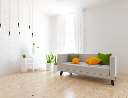 minimalist aydınlık salon renkli kırlentler
