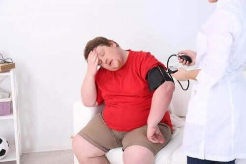 obezitesi olan hasta muayene oluyor ve sıcak çarpması