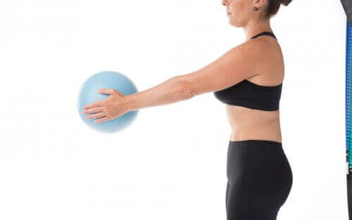 pilates yapan kadın elinde top