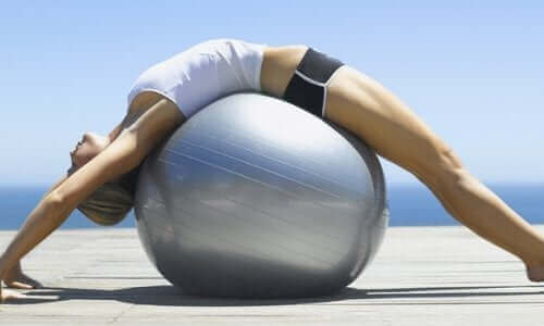 pilates esneyen kadın top sahil