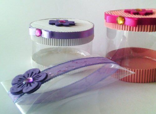 Plastik şişelerle yapılmış hediye kutuları.