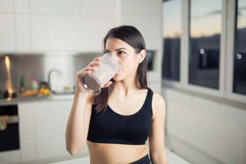egzersizden önce smoothie içen kadın