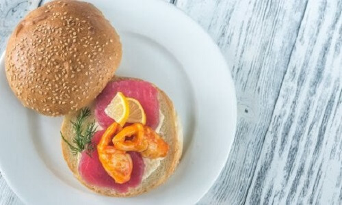 Ton balıklı burger.