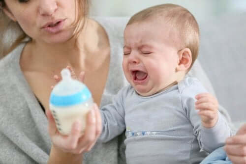 ağlayan bebek anne biberon