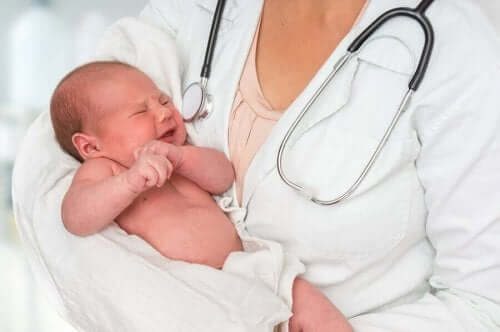 ağlayan bebek kucak doktor