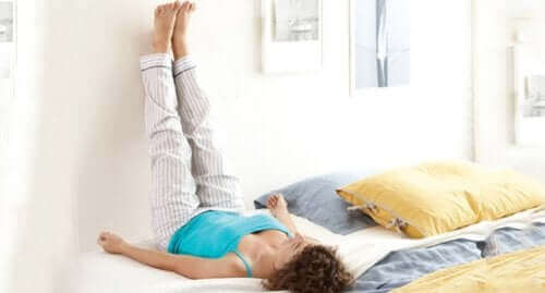 Ayaklarını havaya kaldırmış bir kadın.