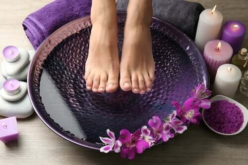 ayaklarını kaba sokan kadın