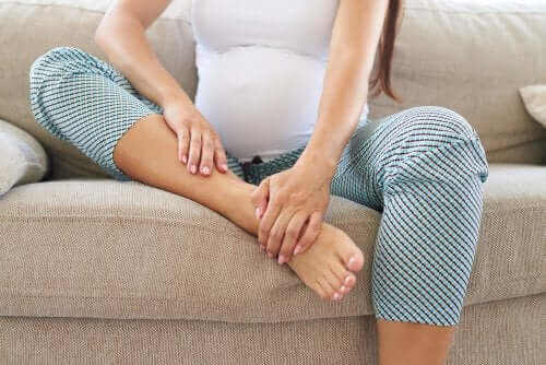 bacağını ayağını tutan hamile kadın prenatal masaj