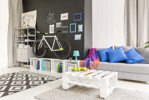 bisiklet oturma odası ahşap kasa masa