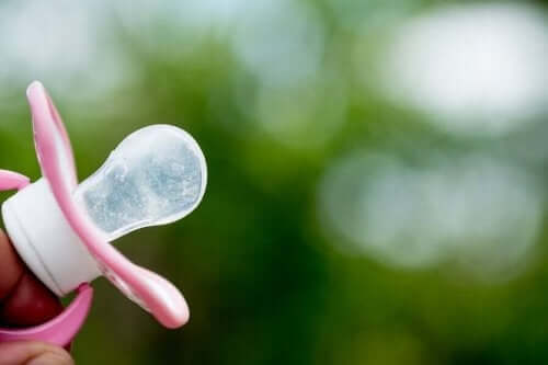 Fotoğrafı yakından çekilmiş bir emzik.