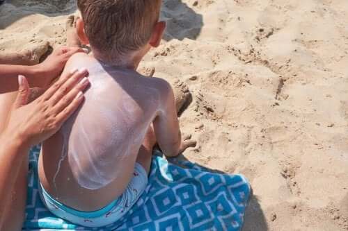 güneş kremi küçük erkek çocuğu sırt kumsal 