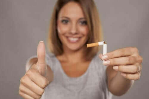 ikiye bölünmüş sigara mutlu kadın