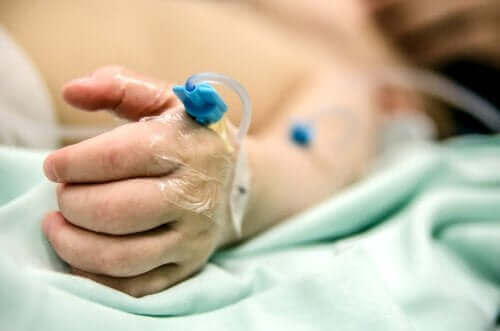 Eline kateter takılmış bir kişi.