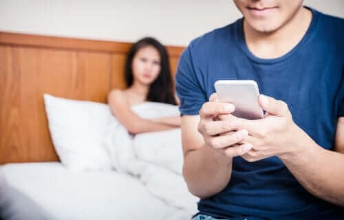 kıskanç kişi telefona bakıyor ve ilişkiyi öldüren kötü alışkanlıklar